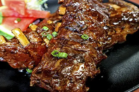Spareribs close-up met lente-ui