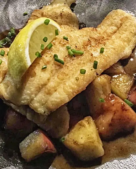Gebakken tongfilets met gebakken fruit