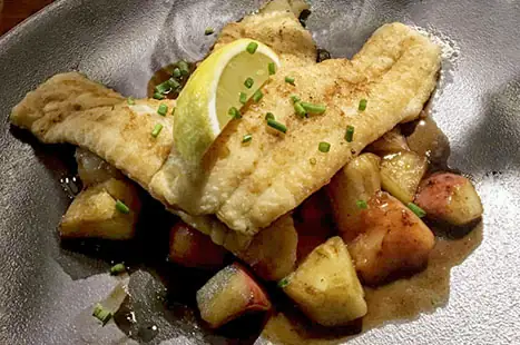 Gebakken tongfilets met gebakken fruit