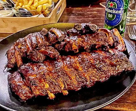Spareribs met frites en een biertje