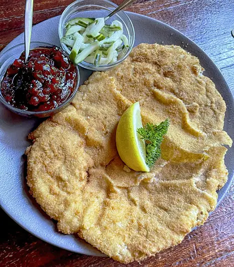 Wienerschnitzel met preiselbeeren en zoetzure komkommer
