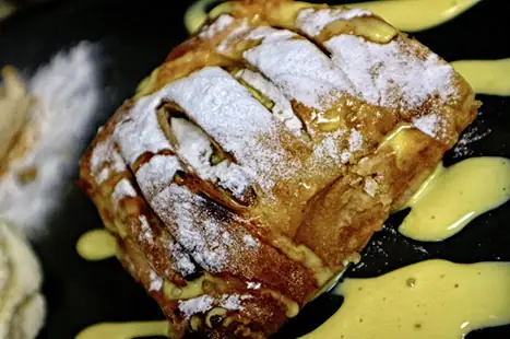 Warme appelstrudel met vanillesaus