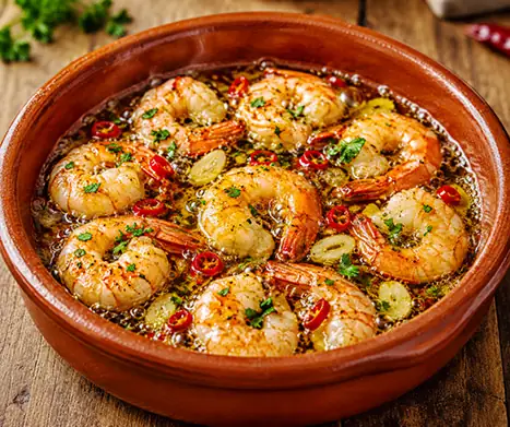 Gamba's pil pil in een aarden pannetje